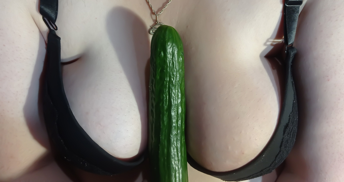 Sometimes you just want to be strong and firm... cucumber - NSFW, My, Fullness, Thick Thighs, Erotic, Boobs, Bra, Mat, Cucumbers, Longpost