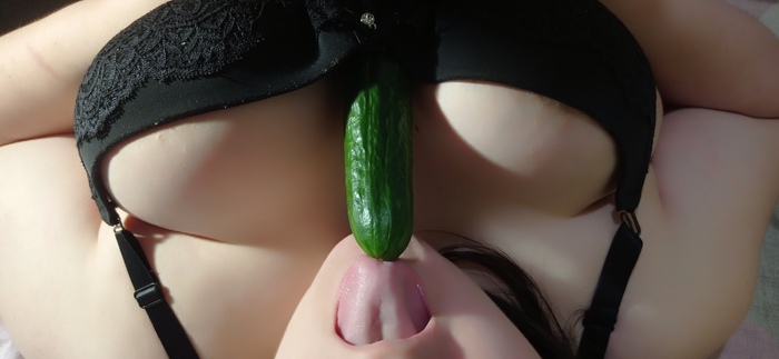 Sometimes you just want to be strong and firm... cucumber - NSFW, My, Fullness, Thick Thighs, Erotic, Boobs, Bra, Mat, Cucumbers, Longpost