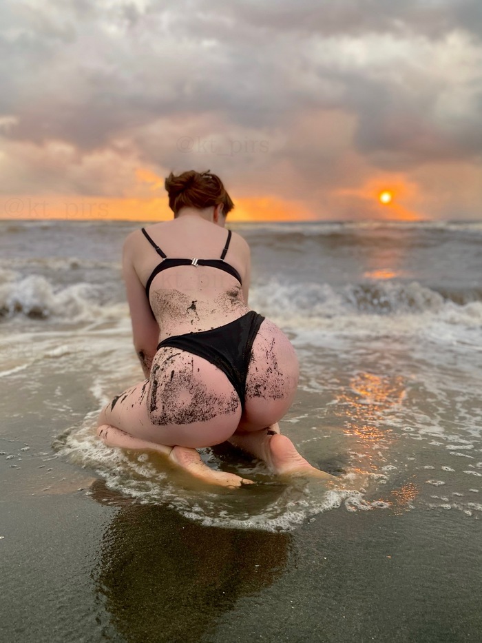 Beautiful sunset) - NSFW, My, Girls, No face, Booty, Swimsuit, Beach, The photo, Sunset